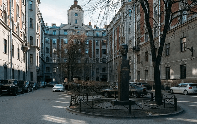 Двор дома Бенуа на улице Кронверкской
